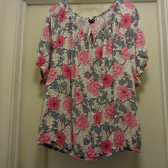 PRETTY GIRL SWEET GIRL TORRID BIG PINK FLOWERS RAYON BLOUSE TORRID 2 - Picture 6 of 7